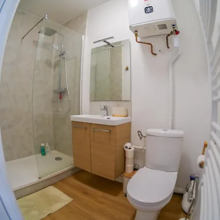 Joli Avec Terrasse - Proche Chateau - 2 Personnes Apartament