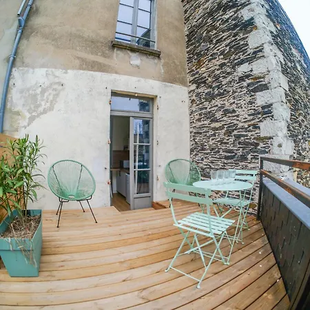 Joli Avec Terrasse - Proche Chateau - 2 Personnes *