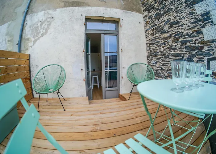 Joli Avec Terrasse - Proche Chateau - 2 Personnes *