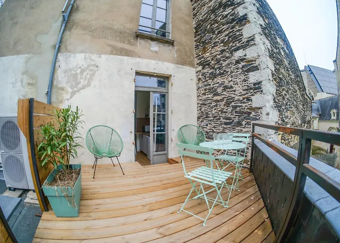 Joli Avec Terrasse - Proche Chateau - 2 Personnes *