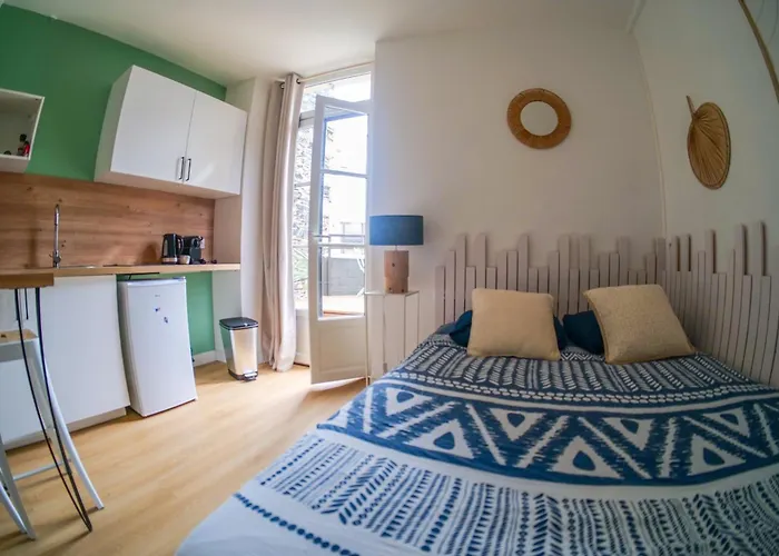 Joli Avec Terrasse - Proche Chateau - 2 Personnes